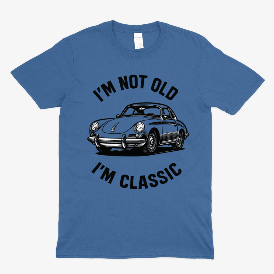 Blaues T-Shirt mit Vintage-Design zeigt klassischen Porsche und Schriftzug I'm not old, I'm classic von True Insights.