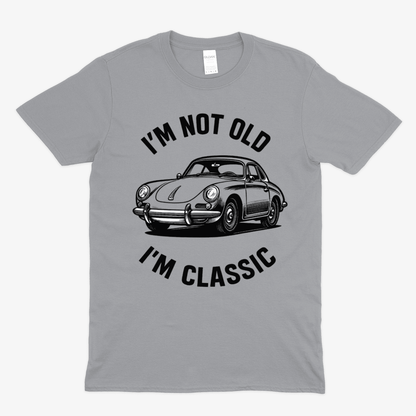 Graues T-Shirt mit Vintage-Porsche und schwarzem Text I'm not old I'm classic, Retro-Design von True Insights.