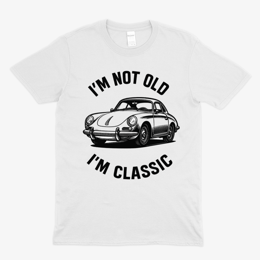 Weißes T-Shirt mit schwarzem Vintage-Design eines klassischen Porsche und Text I'm Not Old I'm Classic im Retro-Stil von True Insights.