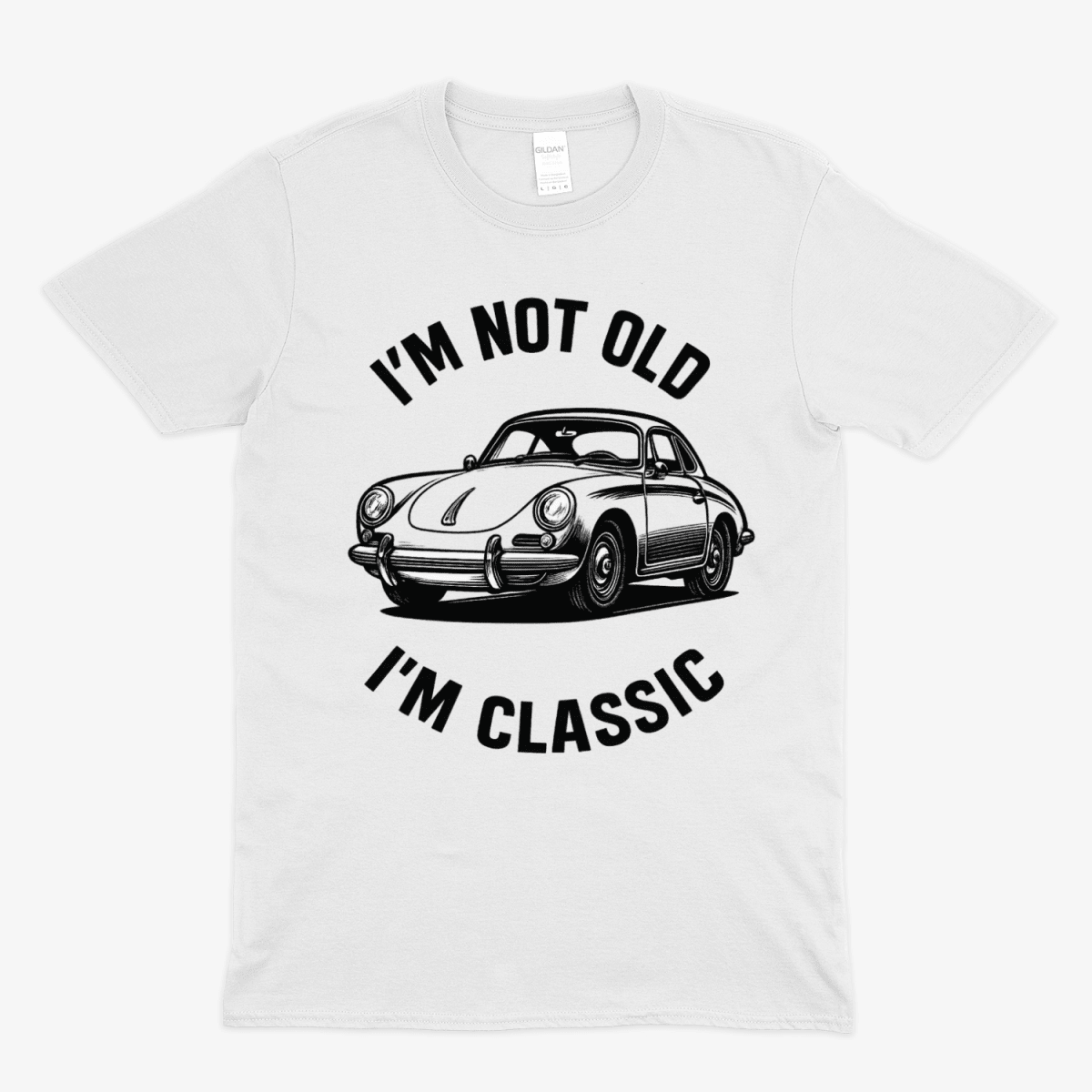Weißes T-Shirt mit klassischem Porsche 356 und schwarzem Text Im not old Im classic im Vintage-Design von True Insights.