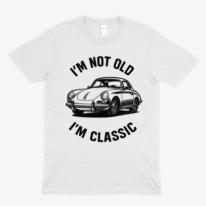 Weißes T-Shirt mit klassischem Porsche 356 und schwarzem Text Im not old Im classic im Vintage-Design von True Insights.
