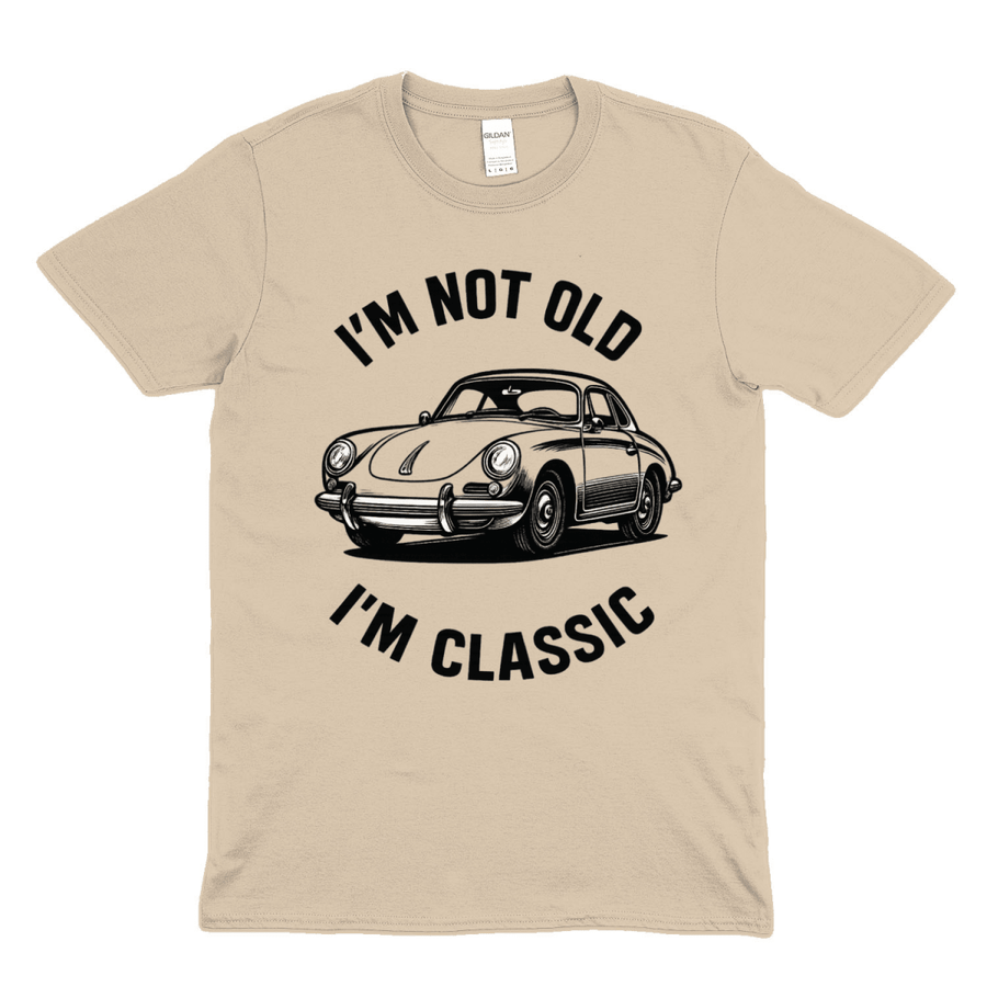 Beiges T-Shirt mit Vintage-Design einer klassischen Porsche und dem Spruch Ich bin nicht alt, ich bin klassisch von True Insights.