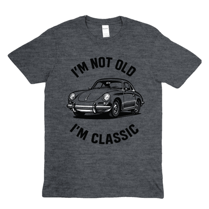 Anthrazitgraues T-Shirt mit Vintage-Design eines klassischen Porsche 356 und dem Spruch I'm not old I'm classic von True Insights.
