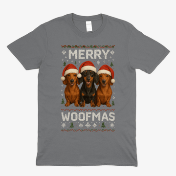 Graues T-Shirt mit Schriftzug Merry-Woofmas und drei Dackeln in Weihnachtsmützen im Ugly-Sweater-Stil für Hundeliebhaber.