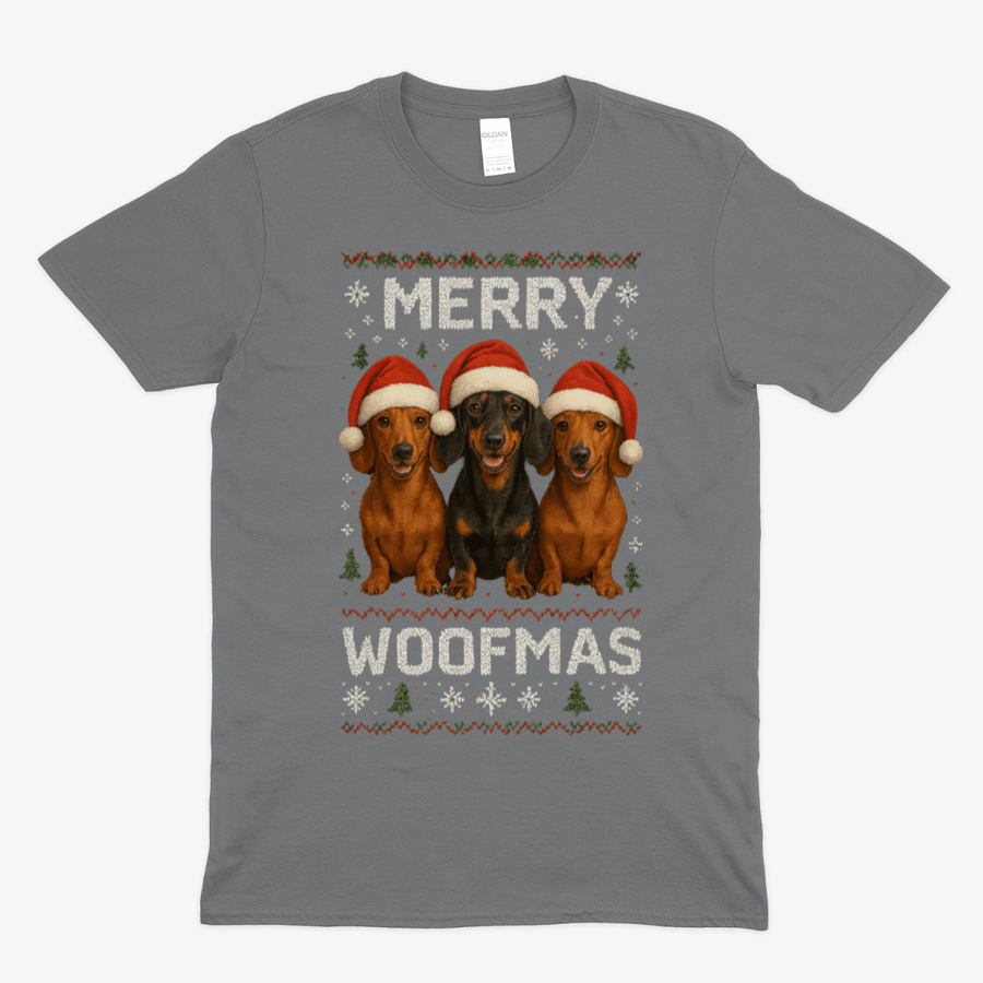 Graues T-Shirt mit Schriftzug Merry-Woofmas und drei Dackeln in Weihnachtsmützen im Ugly-Sweater-Stil für Hundeliebhaber.