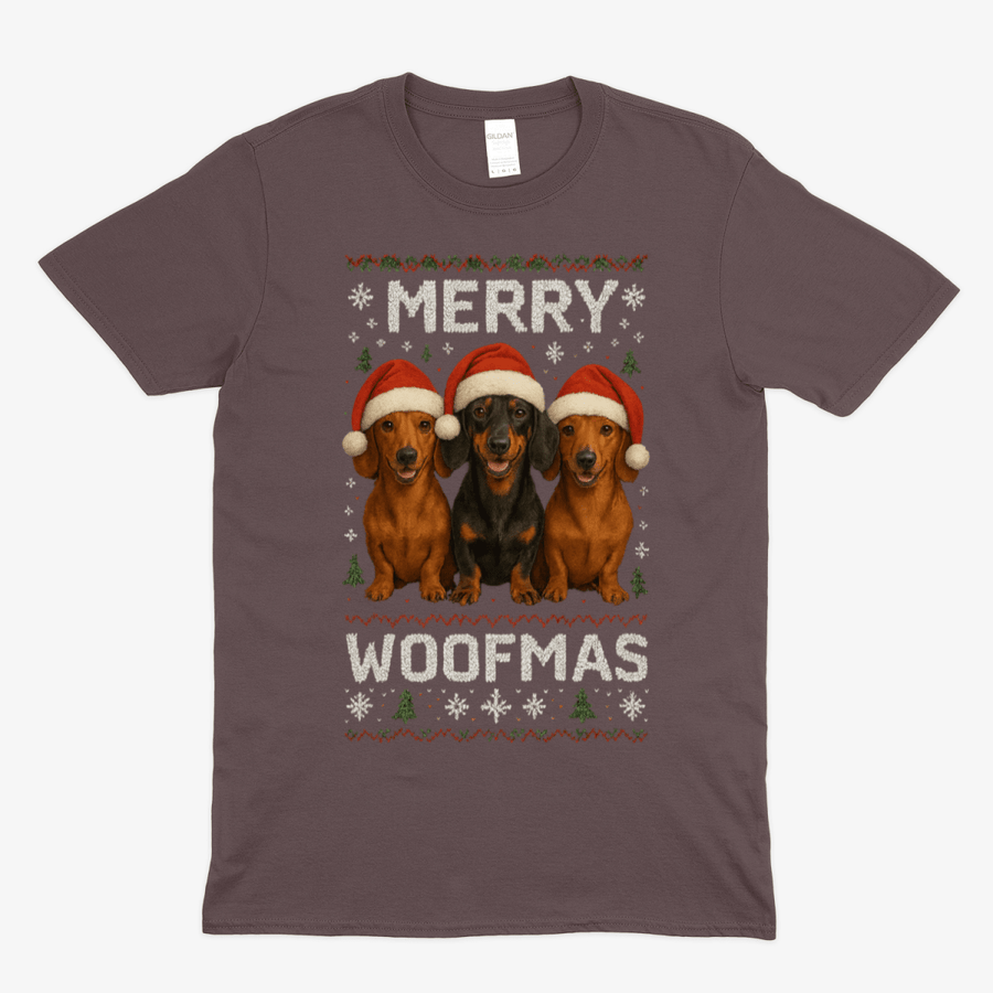 Charcoal T-Shirt mit Schriftzug Merry-Woofmas und drei Dackeln in Weihnachtsmützen im Ugly-Sweater-Stil für Hundeliebhaber.
