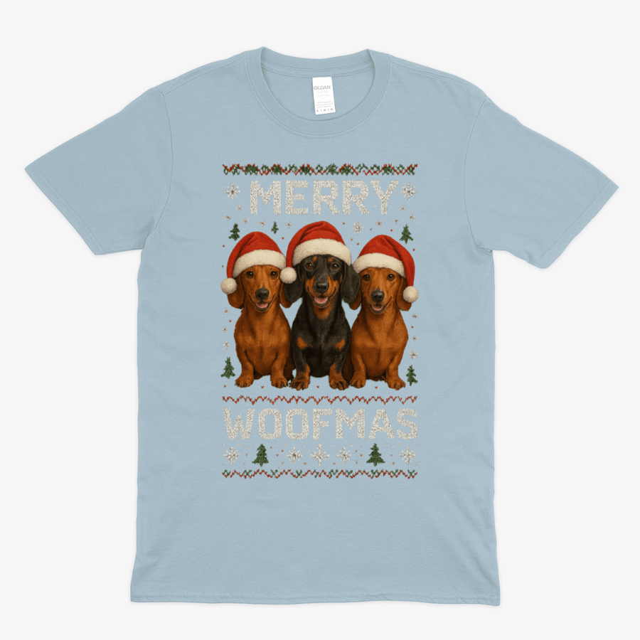 Hellblaues T-Shirt mit Schriftzug Merry-Woofmas und drei Dackeln in Weihnachtsmützen im Ugly-Sweater-Stil für Hundeliebhaber.