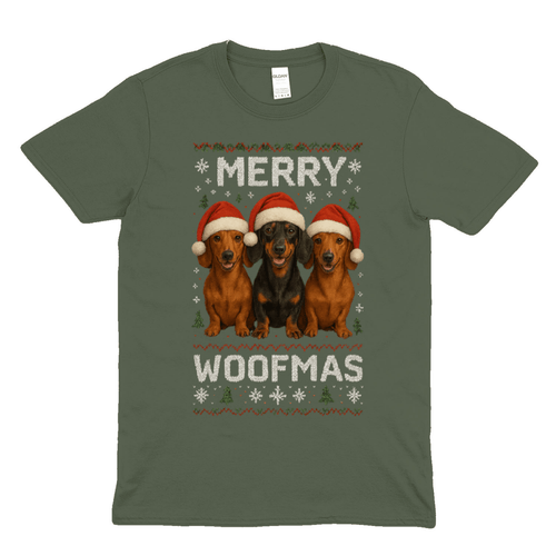 Khaki T-Shirt mit Schriftzug Merry-Woofmas und drei Dackeln in Weihnachtsmützen im Ugly-Sweater-Stil für Hundeliebhaber.