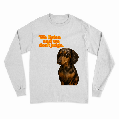 Sweatshirt „We Listen. And We Don’t Judge.“ – Dackel mit Herz & Humor