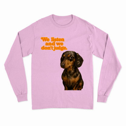 Sweatshirt „We Listen. And We Don’t Judge.“ – Dackel mit Herz & Humor