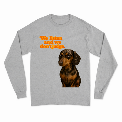 Sweatshirt „We Listen. And We Don’t Judge.“ – Dackel mit Herz & Humor