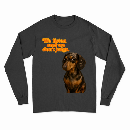 Sweatshirt „We Listen. And We Don’t Judge.“ – Dackel mit Herz & Humor