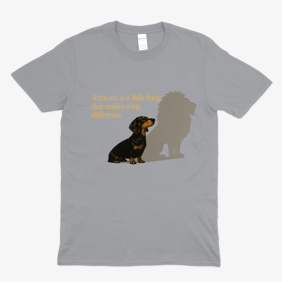 Graues T-Shirt mit Dackel-Silhouette und Schriftzug Attitude-is-a-little-thing-that-makes-a-big-difference im Illustrations-Stil fuer Hundefreunde.