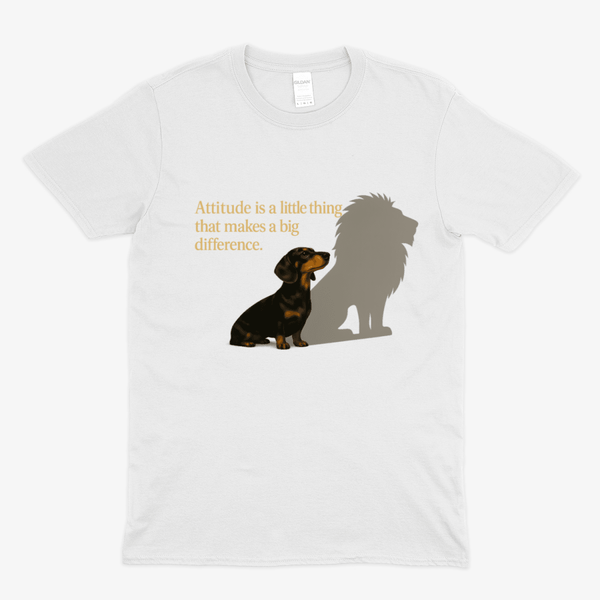 Weißes T-Shirt mit Schriftzug Attitude-is-a-little-thing-that-makes-a-big-difference und Dackel-Motiv im Illustrations-Stil für Hundefreunde.