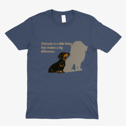 Marineblaues T-Shirt mit Dackel-Silhouette und Schriftzug Attitude-is-a-little-thing-that-makes-a-big-difference im Minimalstil fuer Hundefreunde.