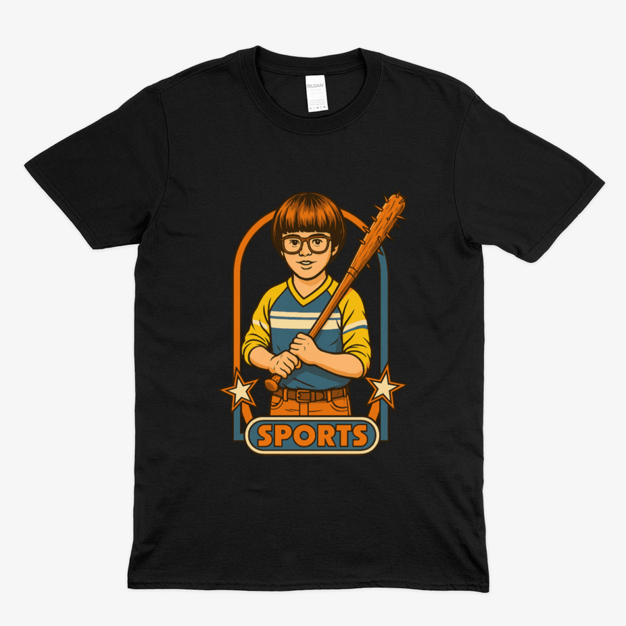 Schwarzes T-Shirt mit Retro-Illustration eines Jungen mit Baseballschläger im Vintage-Comic-Stil und Schriftzug Sports für Popkultur-Fans. True Insights.