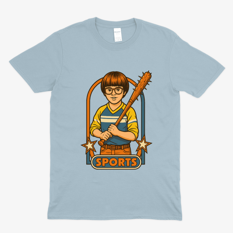 Hellblaues T-Shirt mit Retro-Illustration eines Jungen mit Baseballschläger im Vintage-Comic-Stil und Schriftzug Sports für Popkultur-Fans. True Insights.