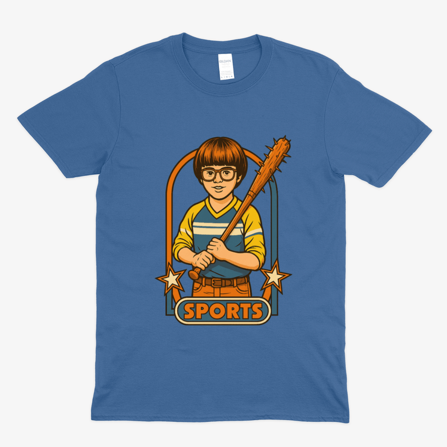 Blaues T-Shirt mit Schriftzug Sports und Junge mit Baseball-Schlaeger im Retro-Comic-Stil fuer Popkultur-Fans. True Insights.