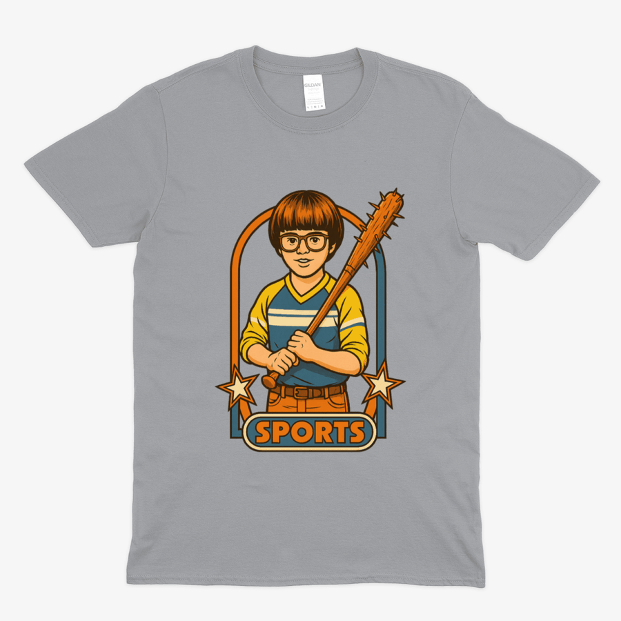 Graues T-Shirt mit Retro-Illustration eines Jungen mit Baseball-Schläger und Schriftzug Sports im Vintage-Comic-Stil für Popkultur-Fans.