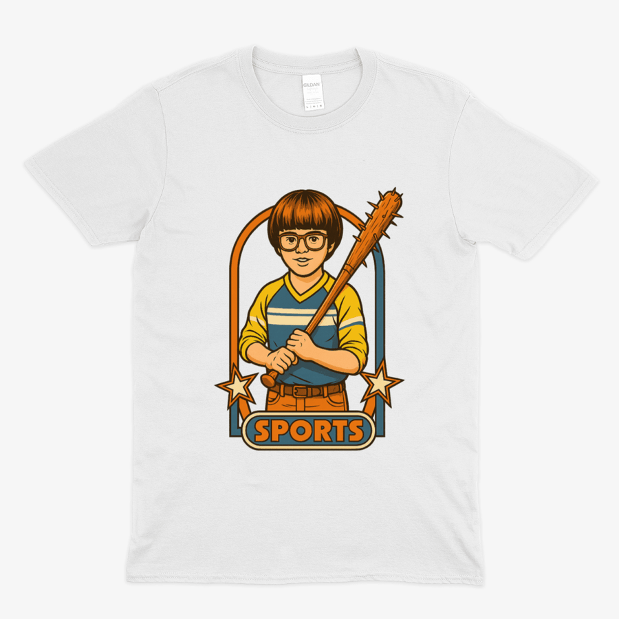 Weißes T-Shirt mit Retro-Illustration eines Jungen mit Baseballschläger im Vintage-Comic-Stil, Sports-Schriftzug, Ironie-Design für Popkultur-Fans.