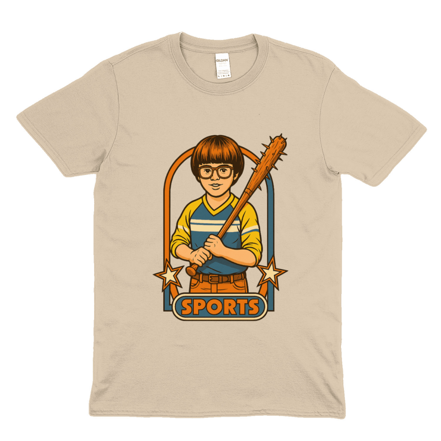 Beiges T-Shirt mit Retro-Illustration eines Jungen mit Baseballschläger im Vintage-Comic-Stil und Schriftzug Sports für Popkultur-Fans. True Insights.