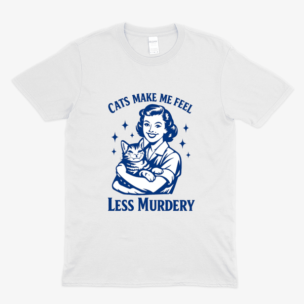 Weißes T-Shirt mit Schriftzug Cats-Make-Me-Feel-Less-Murdery und Retro-Frau mit Katze im 50er-Jahre-Vintage-Stil für Katzenliebhaber und Introvertierte.