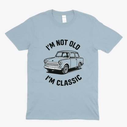 Hellblaues T-Shirt mit Vintage-Design eines klassischen Trabant 601 und Schriftzug Im Not Old Im Classic von True Insights.