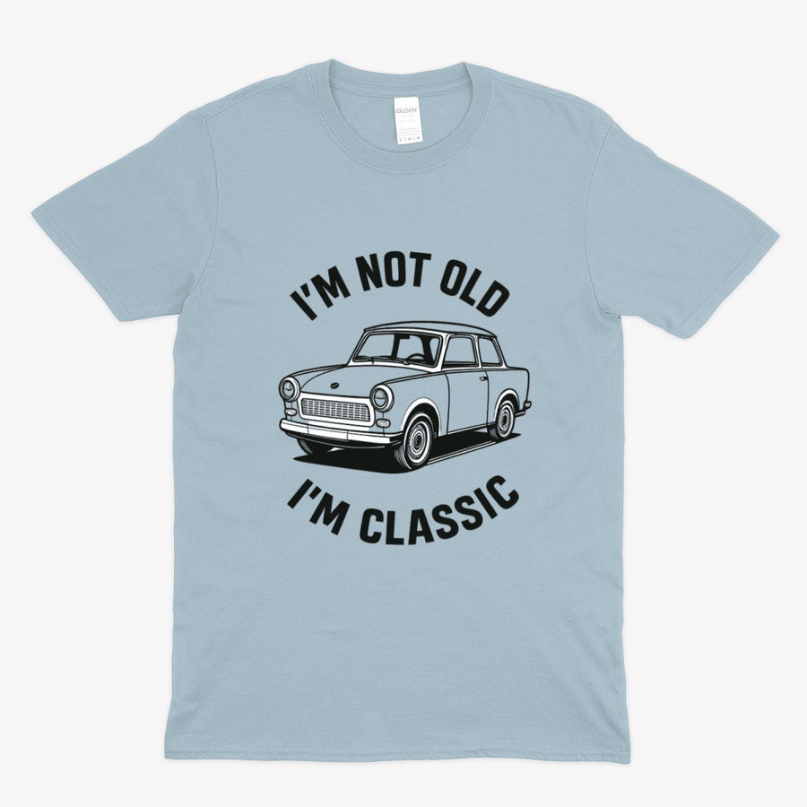 Hellblaues T-Shirt mit Vintage-Design: Grafik eines klassischen Trabant 601 und Text Im Not Old Im Classic von True Insights.