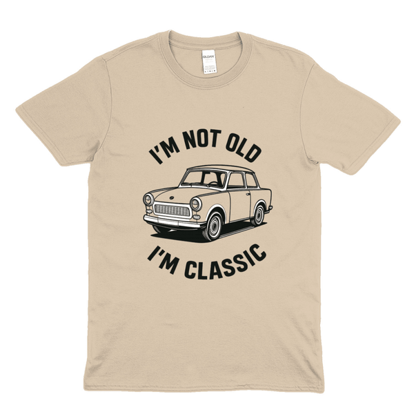 Beiges T-Shirt mit Vintage-Design eines Trabant 601 und dem Spruch I'm Not Old I'm Classic von True Insights.