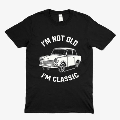Schwarzes T-Shirt mit Vintage-Illustration eines Trabant 601 und dem Text I'm Not Old I'm Classic von True Insights.