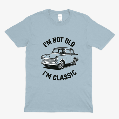 Hellblaues T-Shirt mit Vintage-Design eines Trabant 601 und Schriftzug I'm Not Old I'm Classic von True Insights.