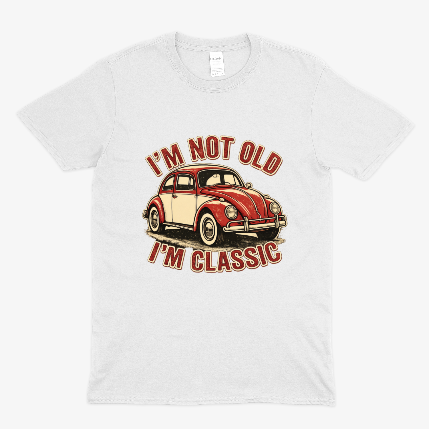 Weißes T-Shirt mit Aufdruck eines beige-rot zweifarbigen VW Käfers und der Aufschrift "I'm not old, I'm classic" in brauner Schrift