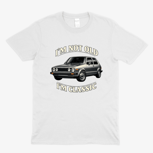 Weißes T-Shirt mit Vintage-Design eines schwarzen Golf 1 und dem Spruch Im Not Old Im Classic von True Insights.