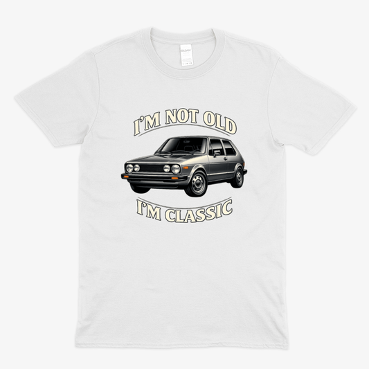 Weißes T-Shirt mit Vintage-Design eines schwarzen Golf 1 und dem Spruch Im Not Old Im Classic von True Insights.