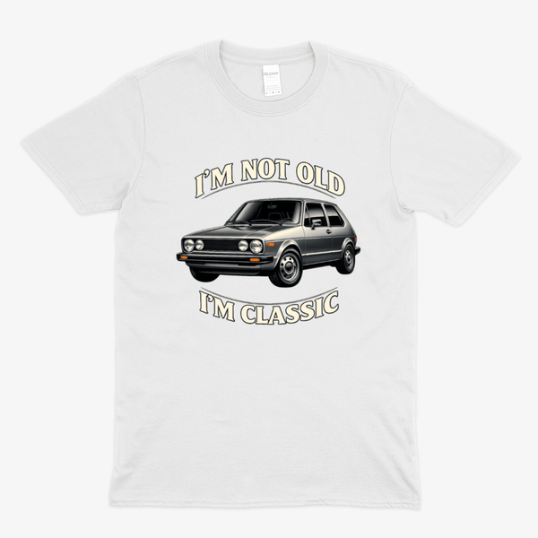 Weißes T-Shirt mit Vintage-Design eines schwarzen Golf 1 und dem Spruch Im Not Old Im Classic von True Insights.