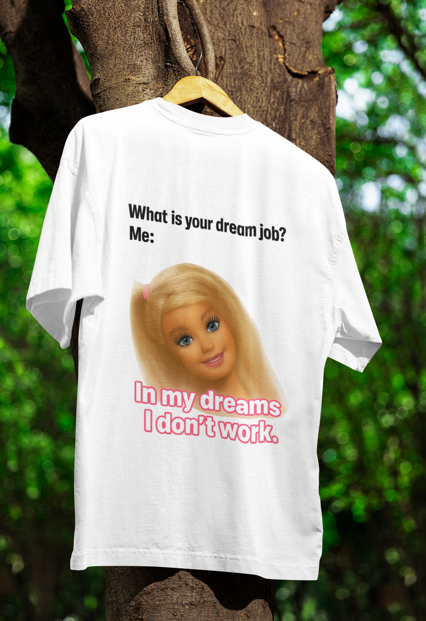 Traumjob T-Shirt – Satire Shirt mit Barbie-Illustration und Anti-Work Humor