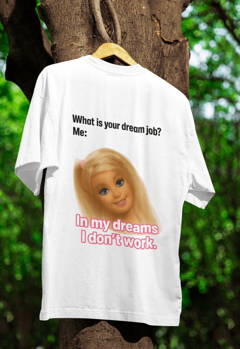 Weisses T-Shirt mit Schriftzug Traumjob-Satire und Barbie-Illustration im Barbie-Meme-Stil fuer Anti-Work-Humoristen.