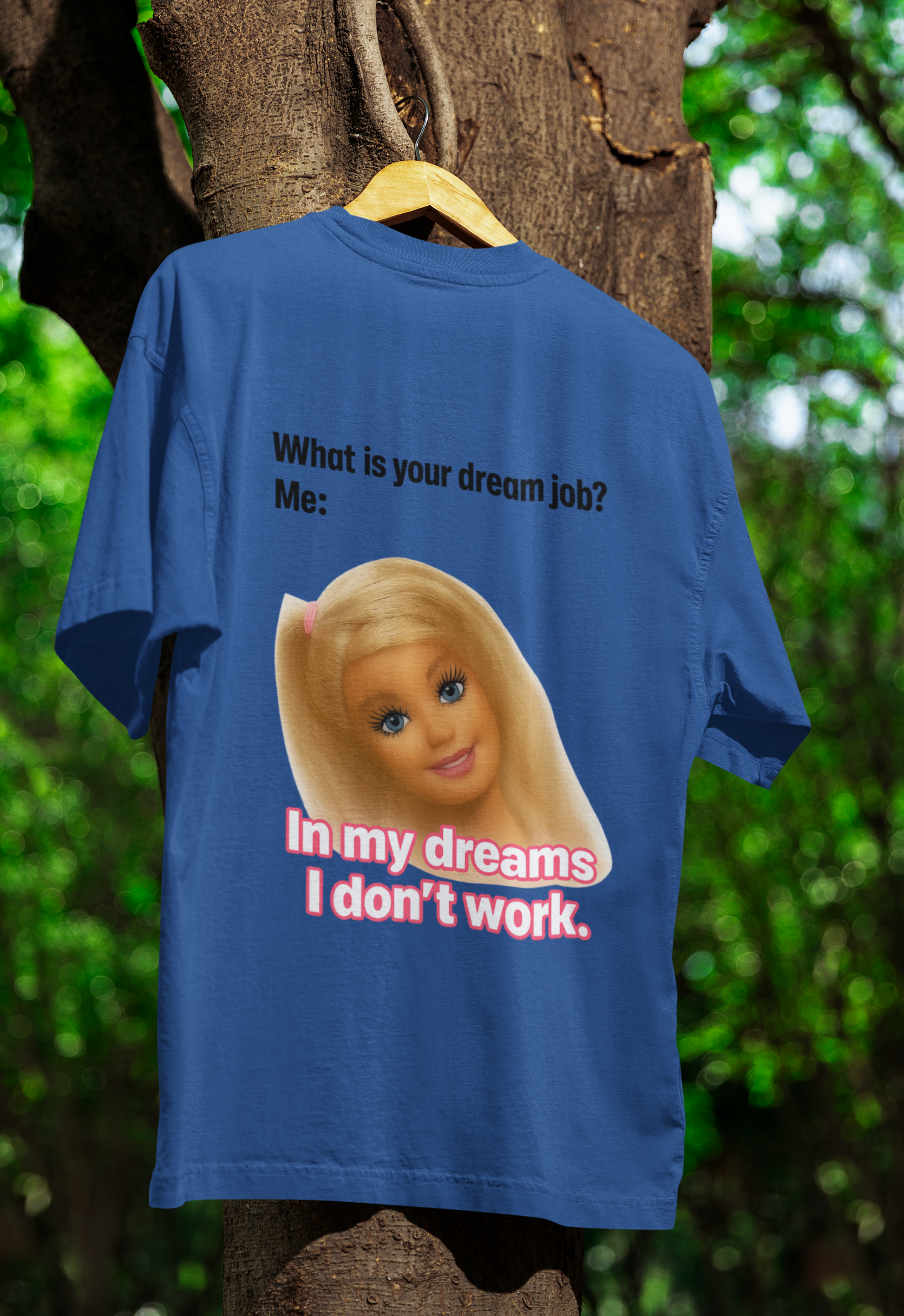Traumjob T-Shirt – Satire Shirt mit Barbie-Illustration und Anti-Work Humor