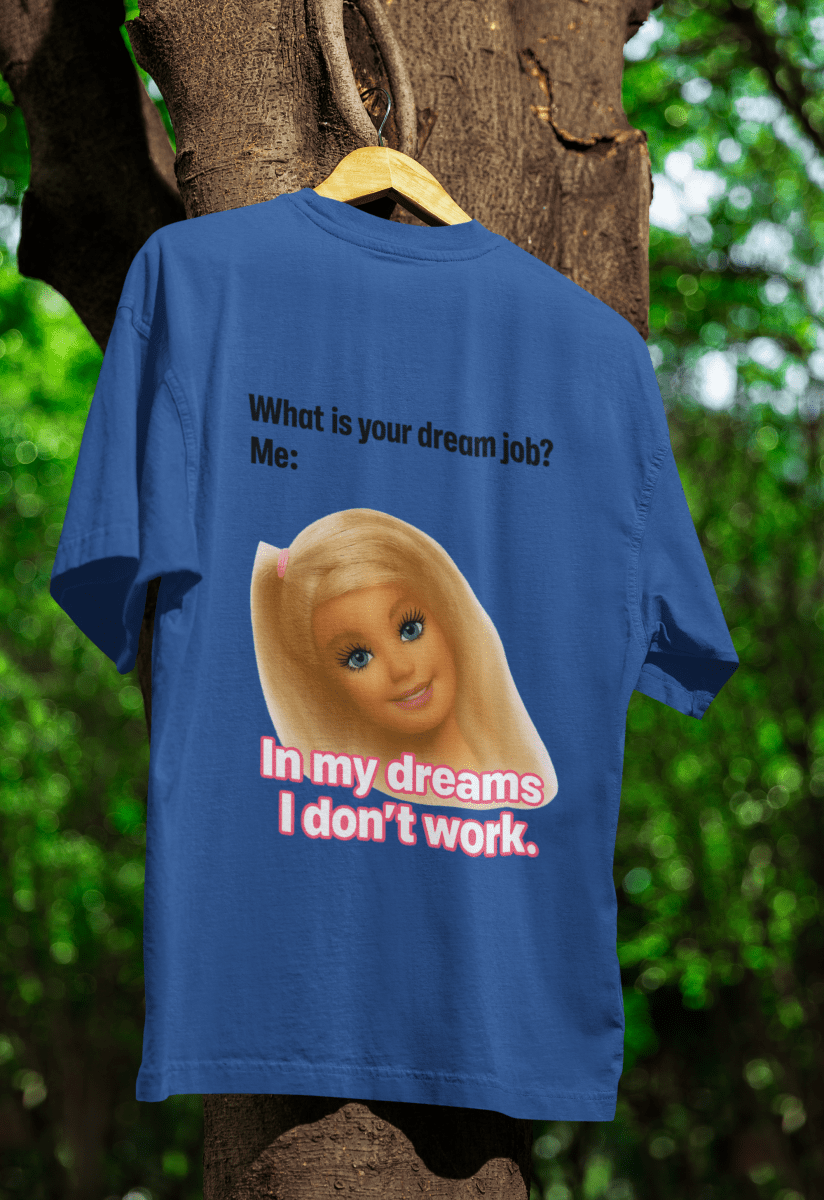 Blaues T-Shirt mit Schriftzug What is your dream job - Me - In my dreams I don't work im Barbie-Meme-Stil fuer Arbeitskritiker.