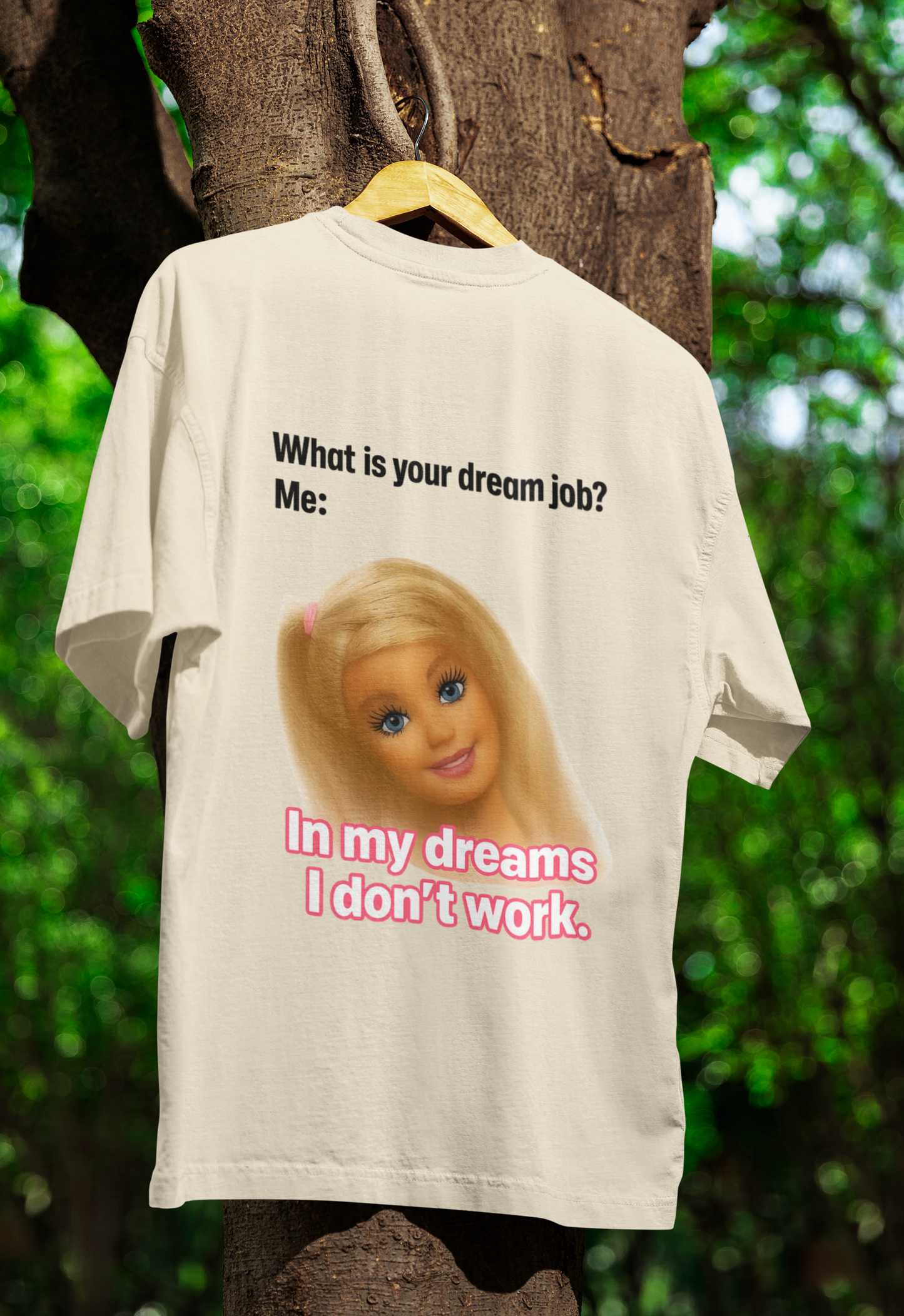 Traumjob T-Shirt – Satire Shirt mit Barbie-Illustration und Anti-Work Humor