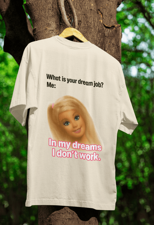 Creme T-Shirt mit Schriftzug Traumjob-Satire und Barbie-Illustration im Barbie-Meme-Stil fuer Anti-Work-Humoristen.