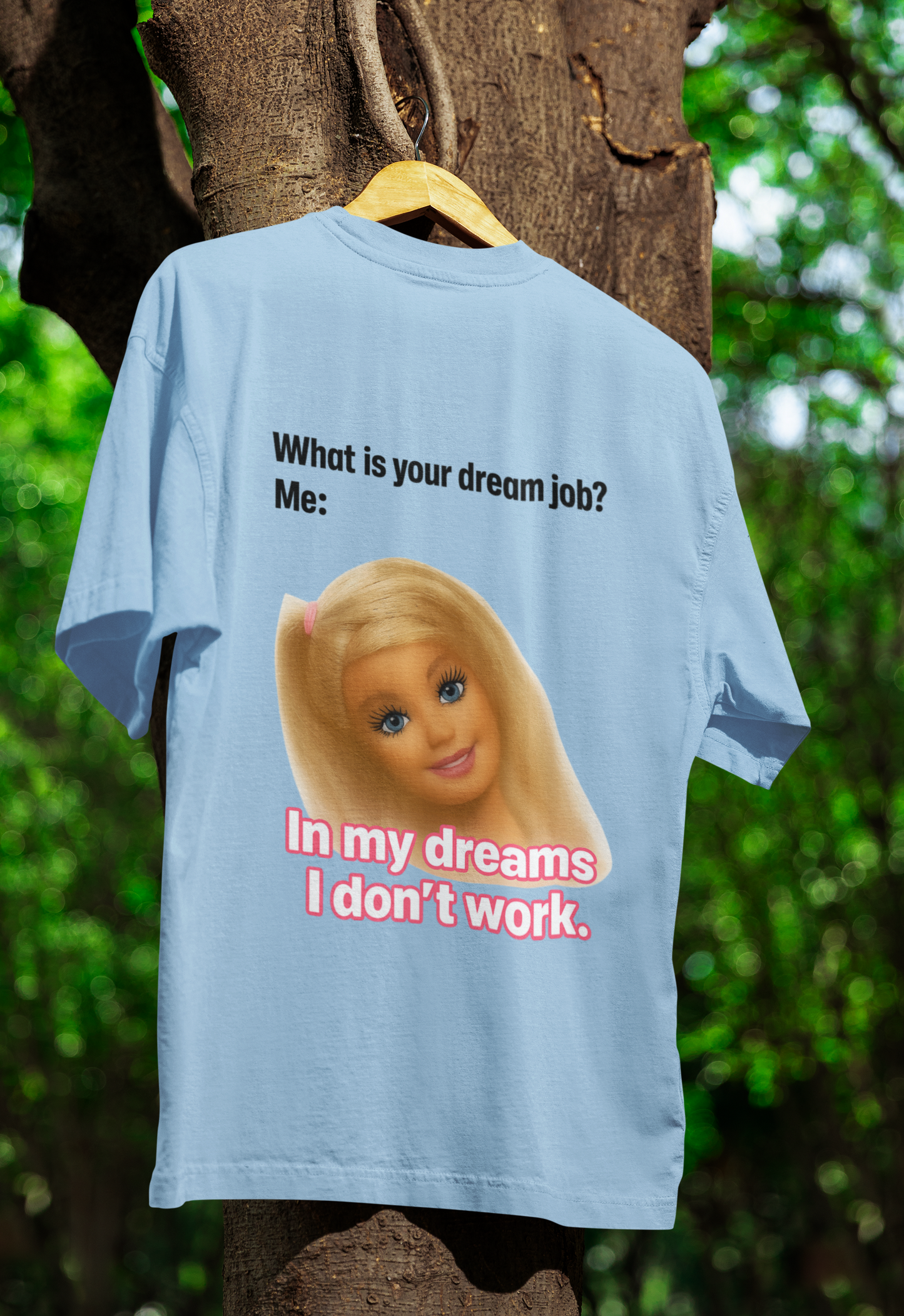 Traumjob T-Shirt – Satire Shirt mit Barbie-Illustration und Anti-Work Humor