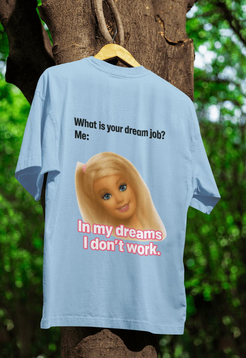 Hellblaues T-Shirt mit Schriftzug What-is-your-dream-job und Barbie-Illustration im Barbie-Meme-Stil fuer Anti-Work-Bewegung.