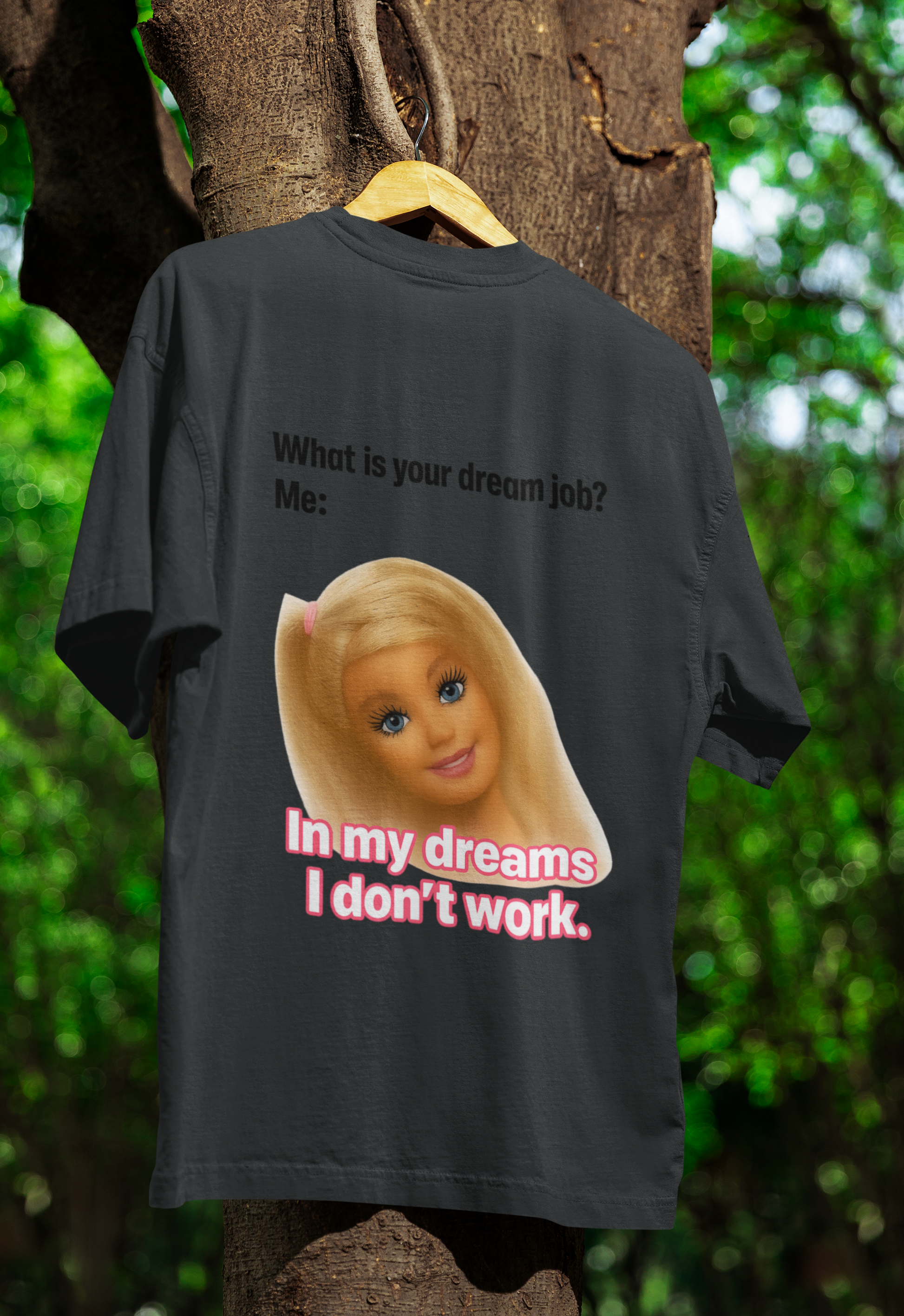 Traumjob T-Shirt – Satire Shirt mit Barbie-Illustration und Anti-Work Humor