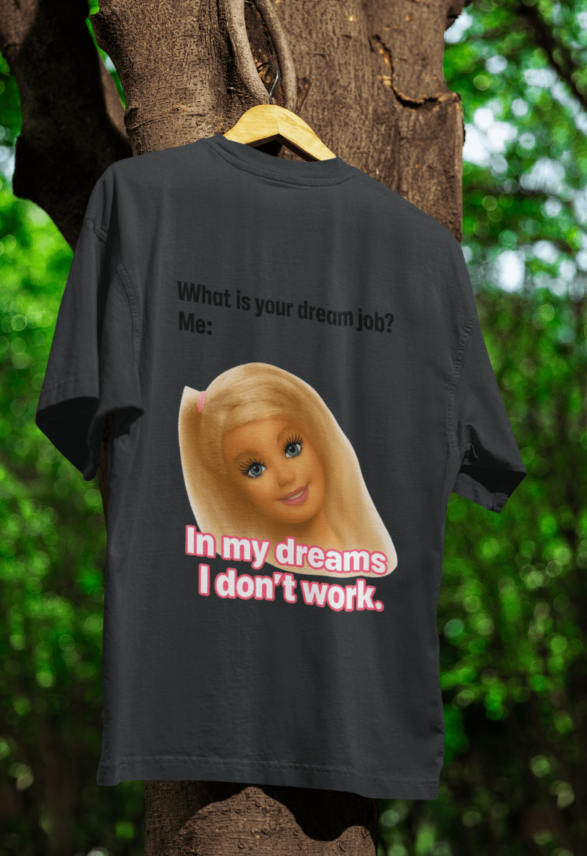 Schwarzes T-Shirt mit Schriftzug Traumjob und Barbie-Illustration im Barbie-Meme-Stil fuer Arbeitsverweigerer.