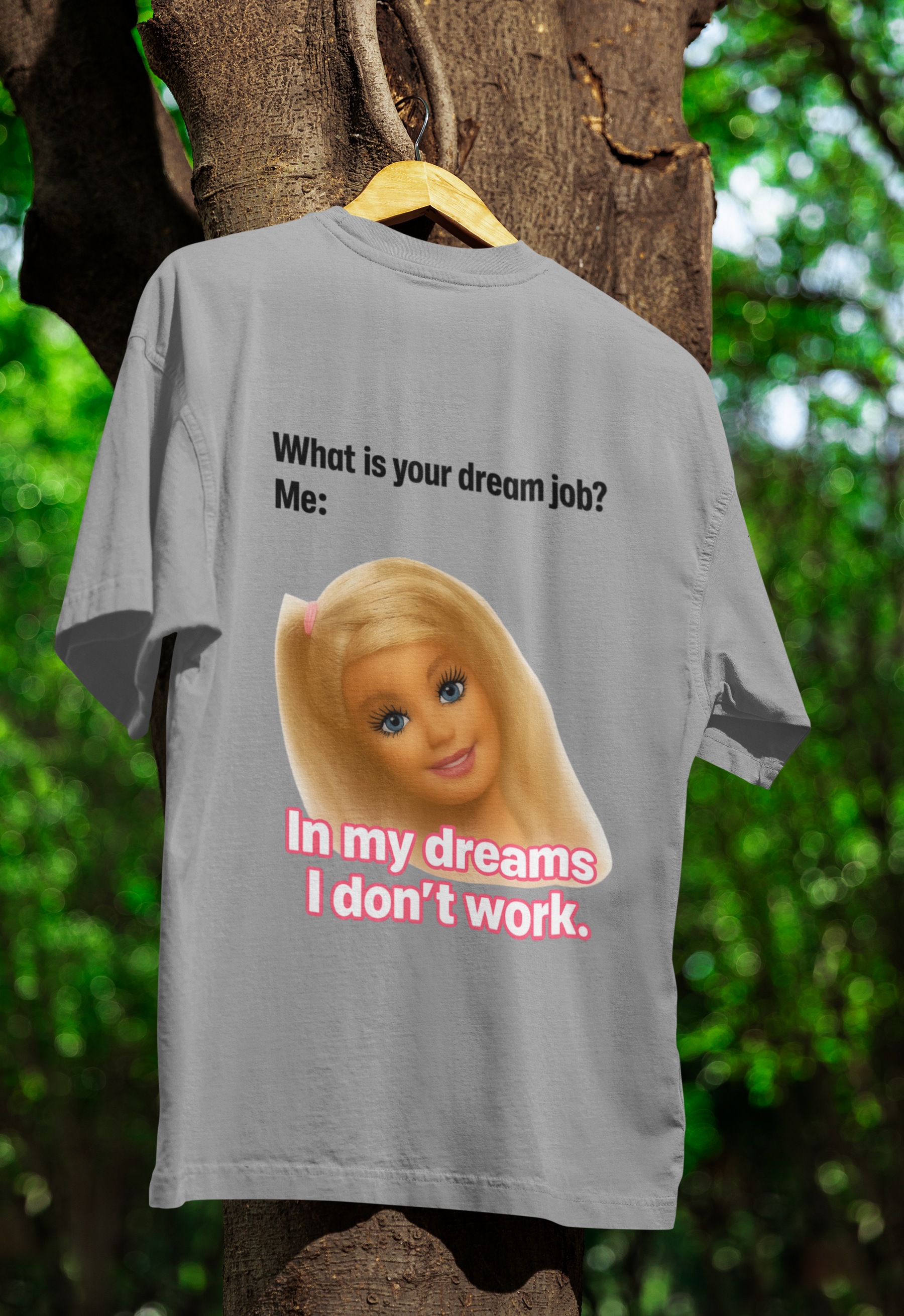 Traumjob T-Shirt – Satire Shirt mit Barbie-Illustration und Anti-Work Humor