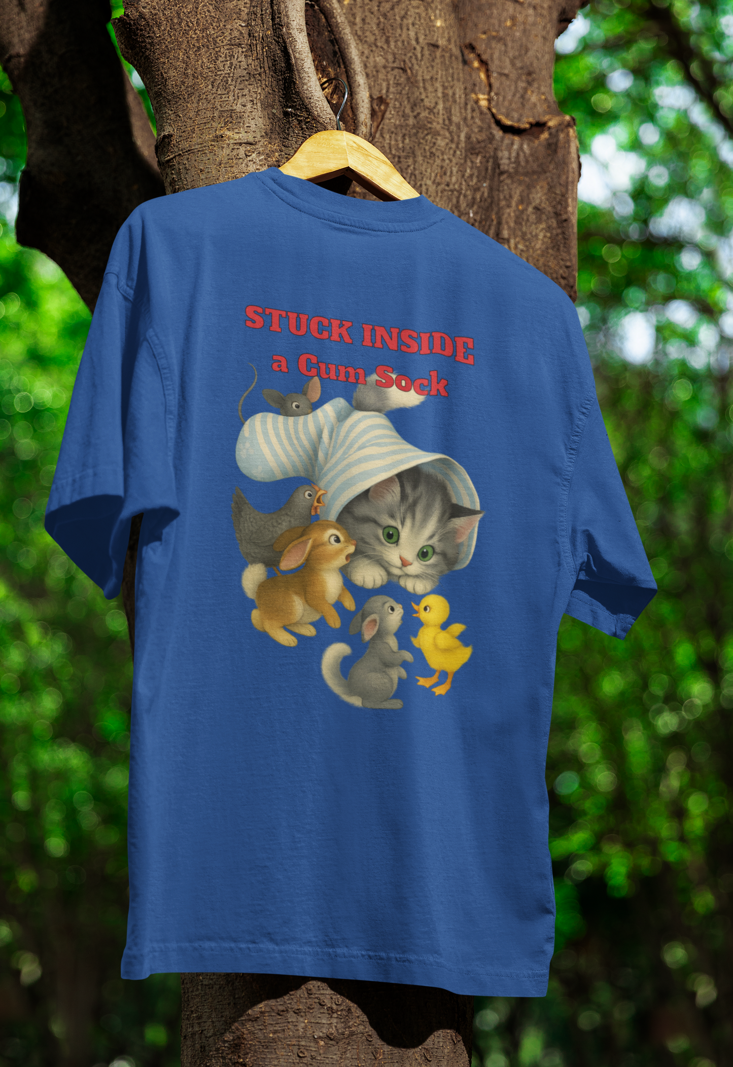„Stuck Inside a Sock“ T-Shirt – Surrealer Retro-Katzen-Humor mit Animal Wholesome Twist