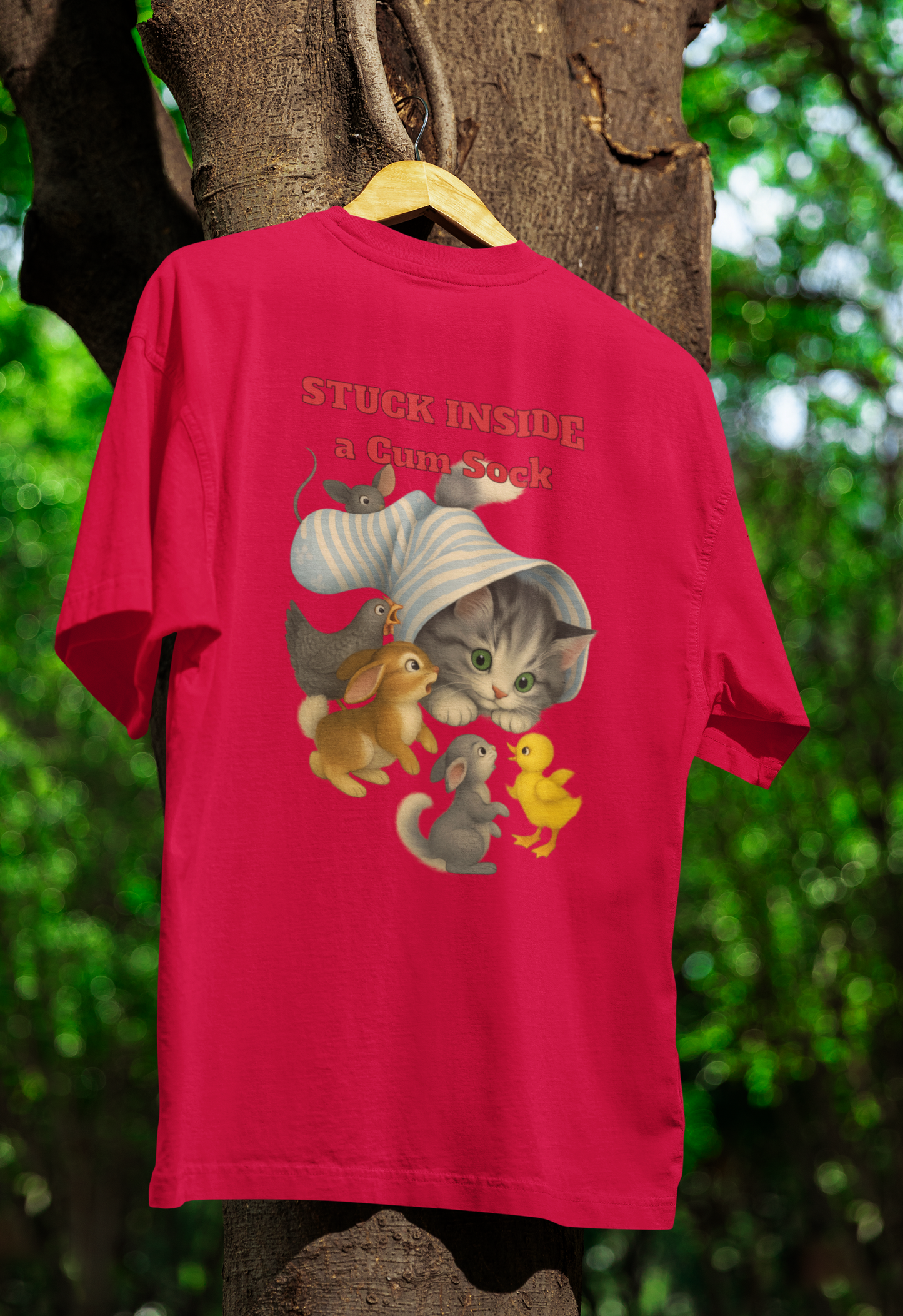„Stuck Inside a Sock“ T-Shirt – Surrealer Retro-Katzen-Humor mit Animal Wholesome Twist