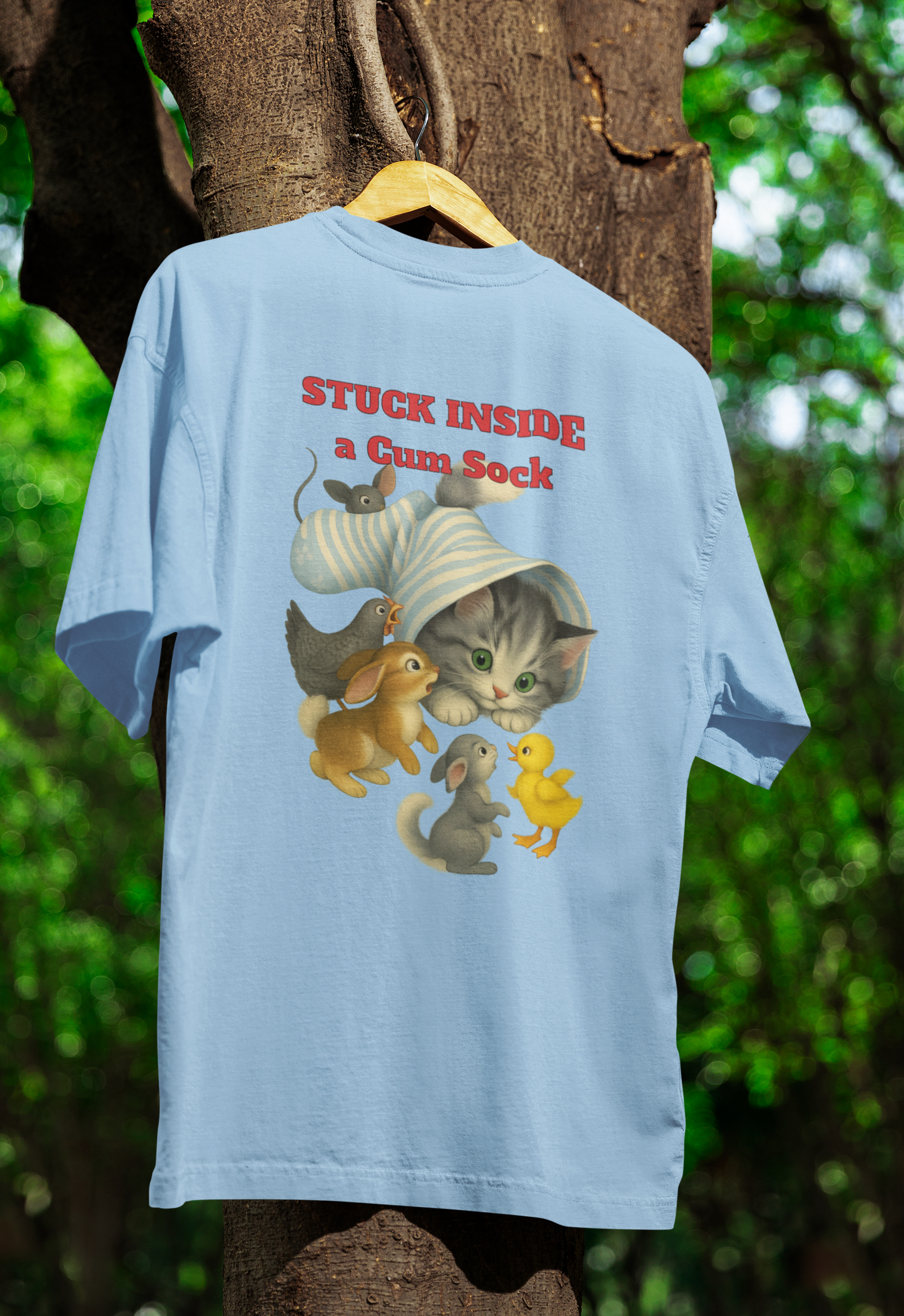 „Stuck Inside a Sock“ T-Shirt – Surrealer Retro-Katzen-Humor mit Animal Wholesome Twist