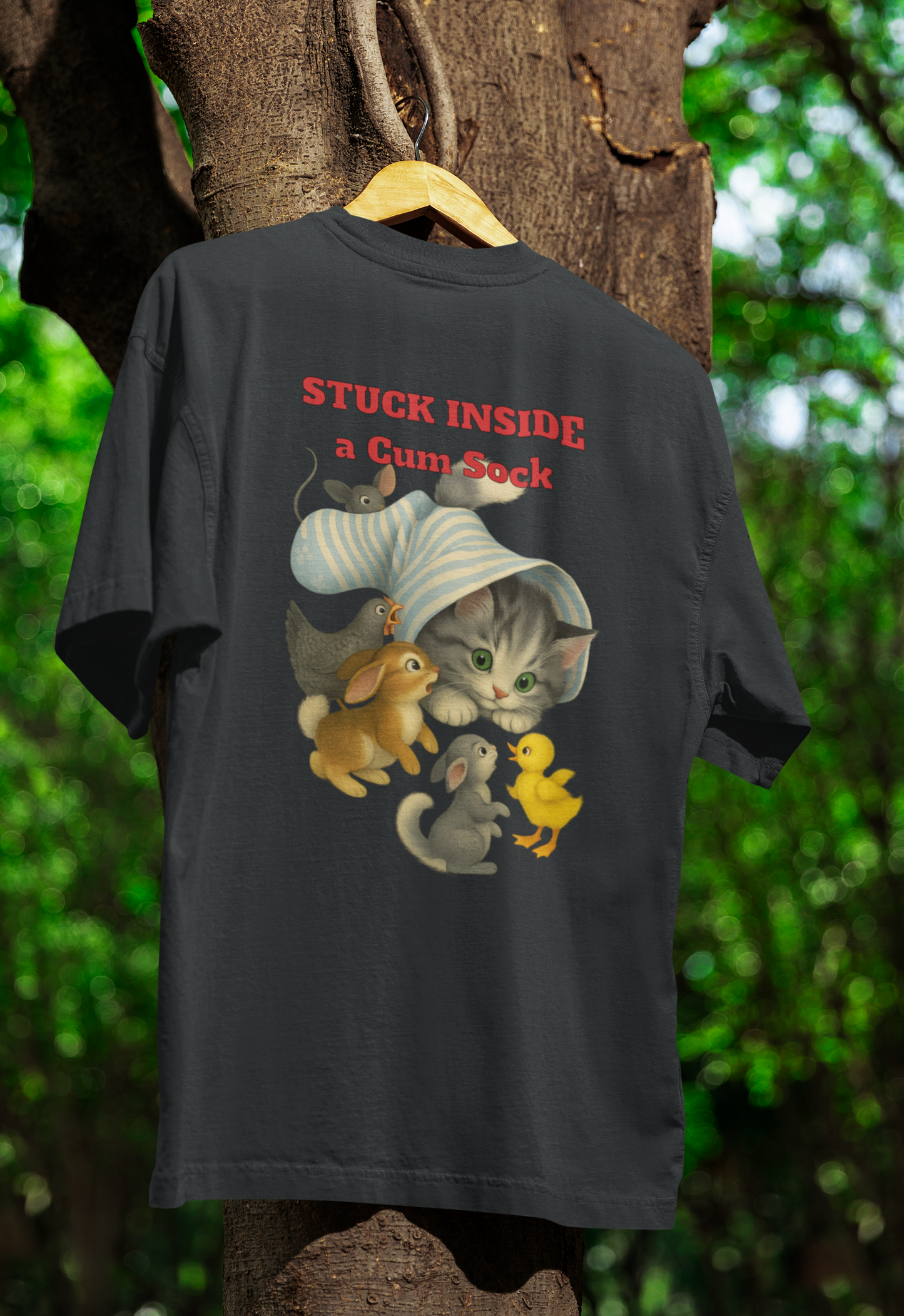 „Stuck Inside a Sock“ T-Shirt – Surrealer Retro-Katzen-Humor mit Animal Wholesome Twist